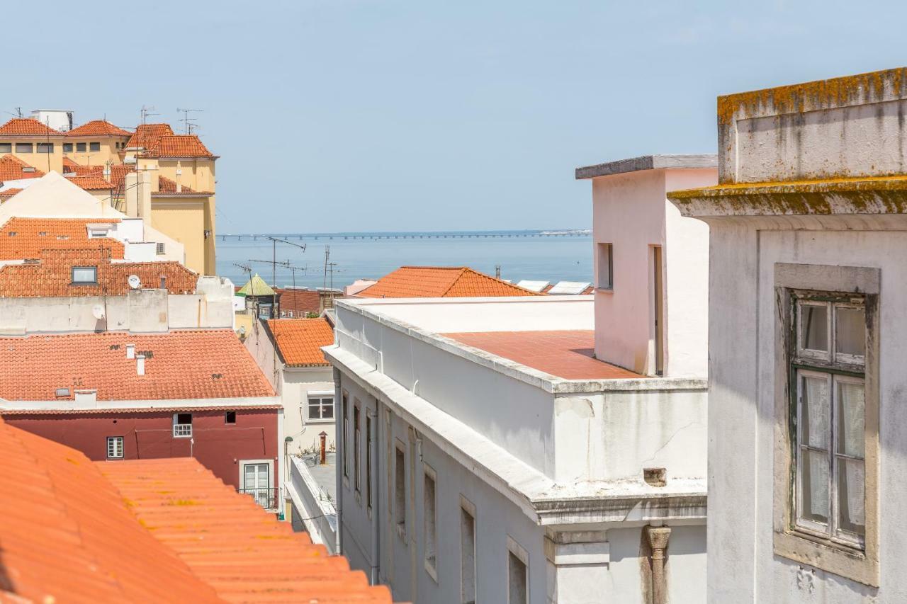 Bright & Spacious Alfama Apartment, By Timecooler Lisbon Luaran gambar